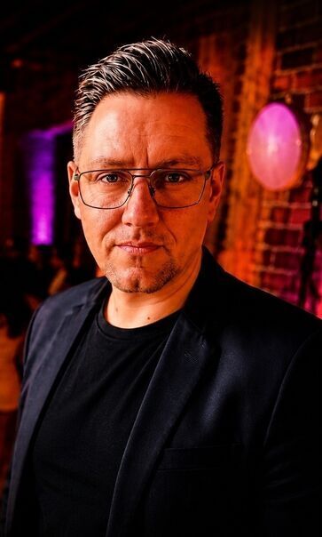 DJ Stefan Masur im Header-Bild Musicdreams 2026
